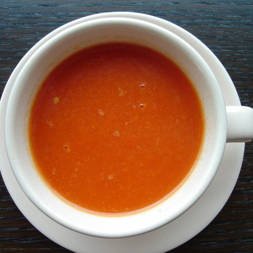 Huisgemaakte tomatensoep met balletjes