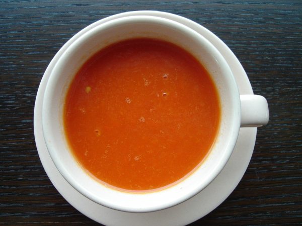 Huisgemaakte tomatensoep met balletjes